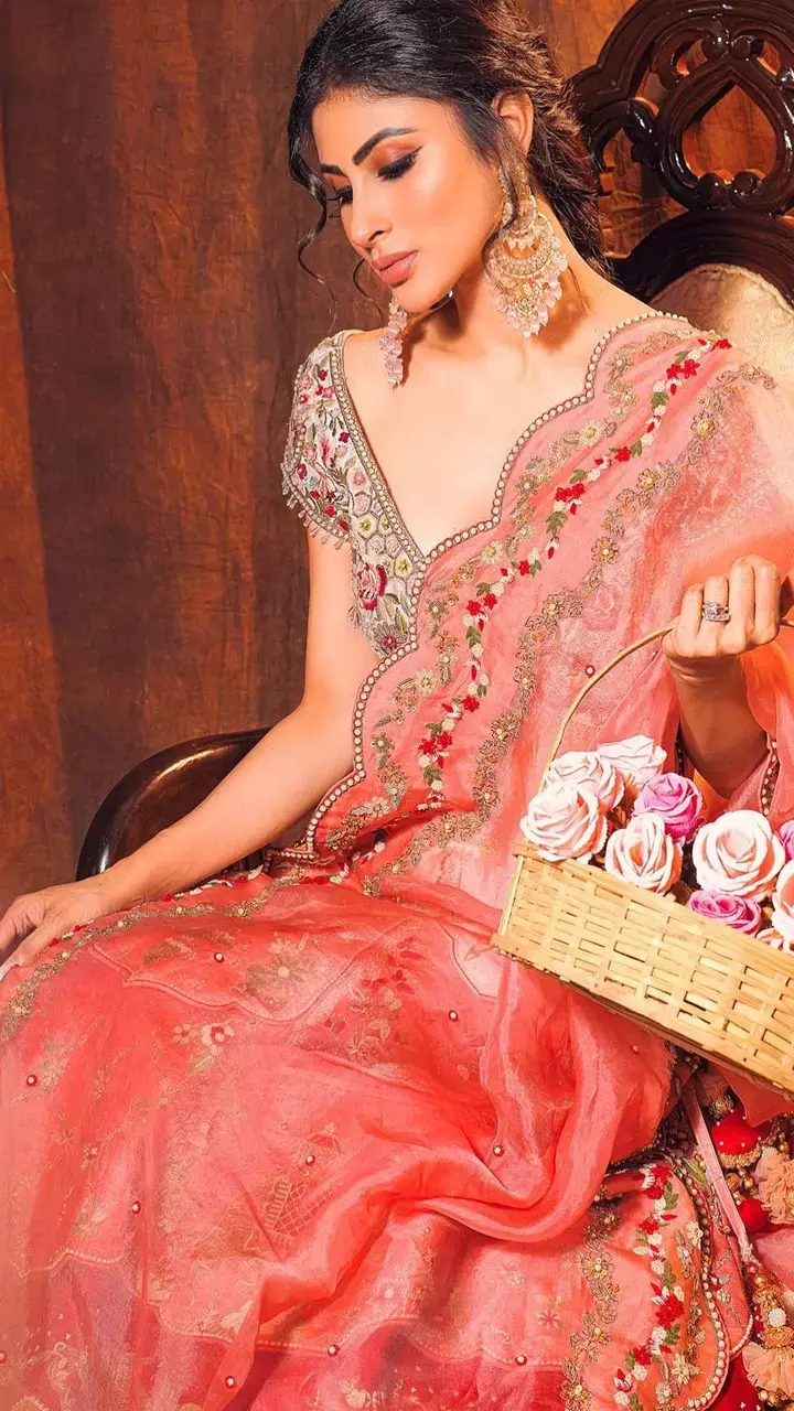 लहंगे में मौनी रॉय ने दिए राजकुमारियों जैसे पोज, दिखीं बेहद खूबसूरत...
