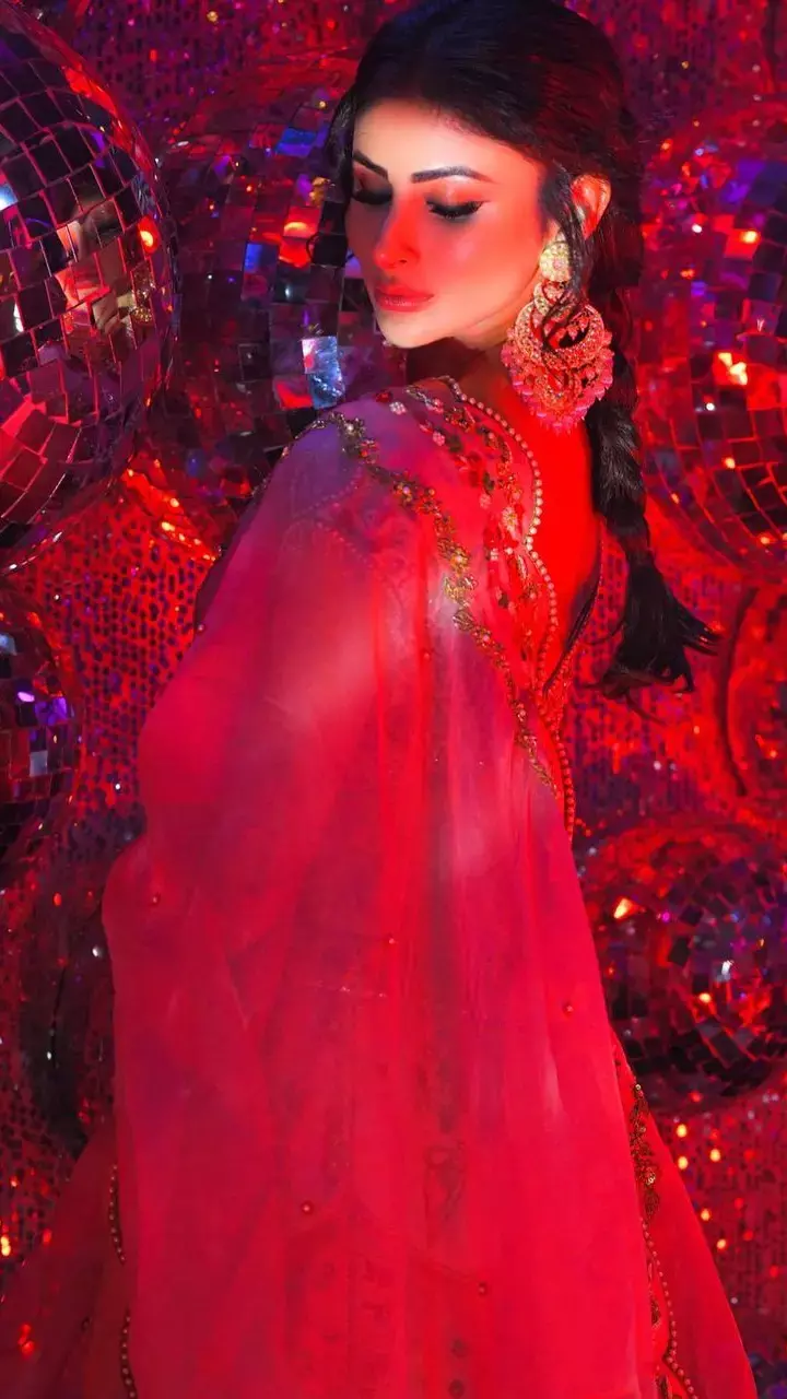 लहंगे में मौनी रॉय ने दिए राजकुमारियों जैसे पोज, दिखीं बेहद खूबसूरत...