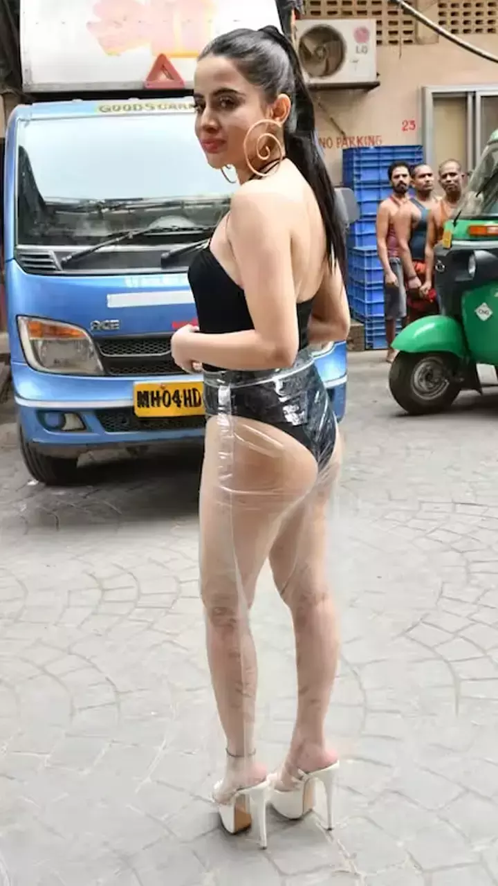 उर्फी का गजब का स्कर्ट: टेबल कवर से बनाई ऐसी ड्रेस, ट्रोलर्स बोले-थोड़ी तो शर्म करो