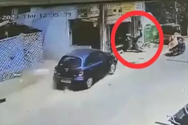 OMG! तेज रफ्तार कार की चपेट में आया शख्स, हवा में उछला और फिर 20 फीट दूर जा गिरा...वीडियो वायरल...