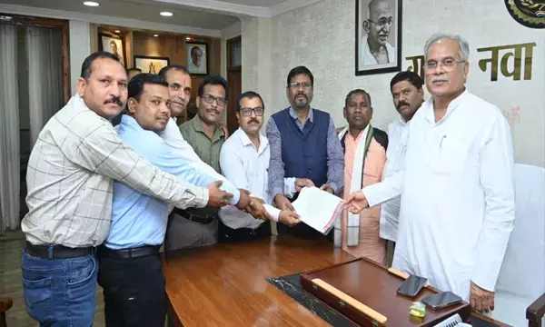 Chhattisgarh: OPS को लेकर CM भूपेश से मिला संयुक्त शिक्षक संघ, CM ने जल्द निराकरण का दिया भरोसा