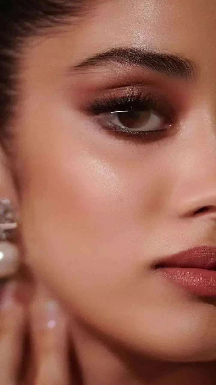 जान्हवी कपूर की बोल्ड लुक और हॉटनेस ने इंटरनेट का बढ़ाया पारा :