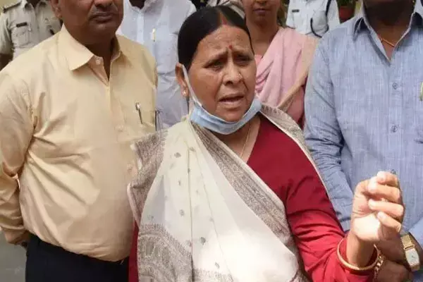CBI Raid in Bihar: बिहार के पूर्व मुख्यमंत्री राबड़ी देवी के घर सीबीआई पहुंची, तेजस्वी तेजप्रताप समेत कई मंत्री राबड़ी के बंगले में मौजूद