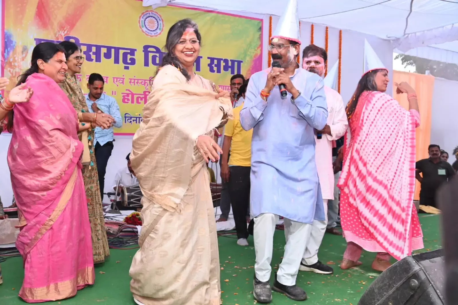 विधायकों के ठुमके : विधानसभा में होली मिलन में थिरके विधायक, तस्वीरों में देखिए माननीयों का होलियाना माहौल