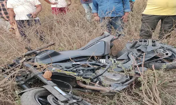 CG-राजधानी में दो छात्रों की मौत: तेज रफ्तार बाइक सड़क पर लगे होल्डिंग से टकराई, दोनों युवकों की मौत, बाइक के भी उड़े परखच्चे