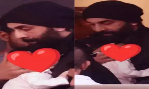 Ranbir Kapoor Daughter Pics Viral: रणबीर का बेटी राहा के साथ प्यार भरा अहसास, देख हो जाएंगे इमोशनल, तस्वीर पर फैंस लुटा रहे प्यार...