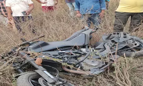 CG-राजधानी में दो छात्रों की मौत: तेज रफ्तार बाइक सड़क पर लगे होल्डिंग से टकराई, दोनों युवकों की मौत, बाइक के भी उड़े परखच्चे