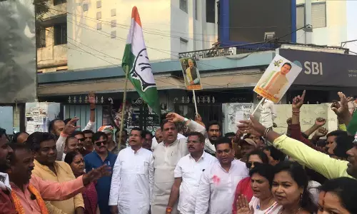 SBI के सामने कांग्रेस का प्रदर्शन: पीएम पर मित्रवादी पूंजीवाद के आरोप में कांग्रेसियों ने एसबीआई के सामने दिया धरना