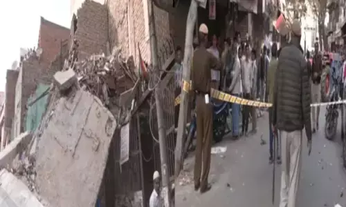 Delhi News: दिल्ली में होली के दिन बड़ा हादसा, भजनपुरा में भरभराकर गिरी 5 मंजिला इमारत, डरावना है VIDEO