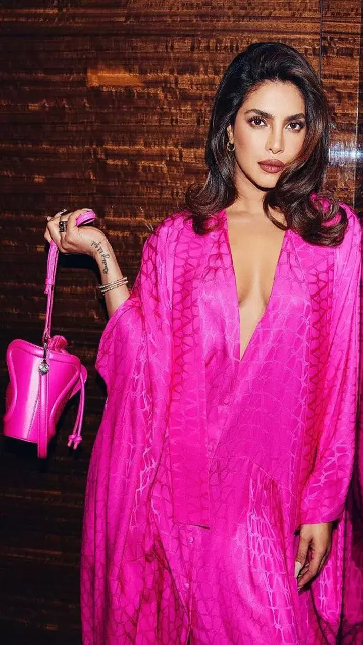 प्रियंका चोपड़ा ने पहनी ऐसी फ्रंट ओपन ड्रेस, लुक देख फैन्स बोले- OMG फायर है