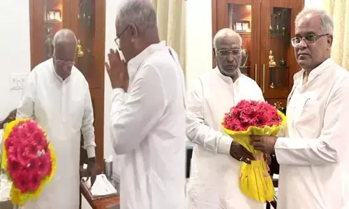 VIDEO-खरगे से मिले सीएम बघेल: सीएम भूपेश बघेल ने कांग्रेस अध्यक्ष मल्लिकार्जुन खरगे से की भेंट, राजनीतिक चर्चा भी...