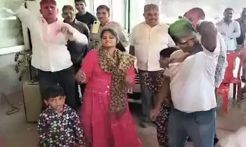 Bilaspur News: एसपी पापा को होली में ठुमके लगाते देख नन्हें-मुन्ने भी लगे थिरकने, देखिए SP के साथ पत्नी, बच्चों का रंग बरसे...गाने पर डांस करते वीडियो