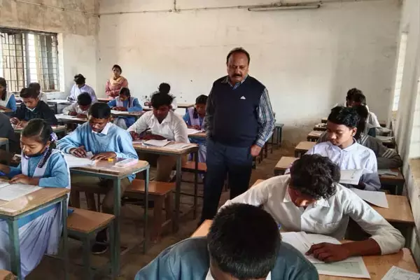 छत्तीसगढ़ में सामूहिक नकल: 10वीं की परीक्षा में परीक्षा स्टाफ करवा रहे थे नकल... केंद्राध्यक्ष, असिस्टेंट केंद्राध्यक्ष और क्लर्क को DEO ने हटाया...