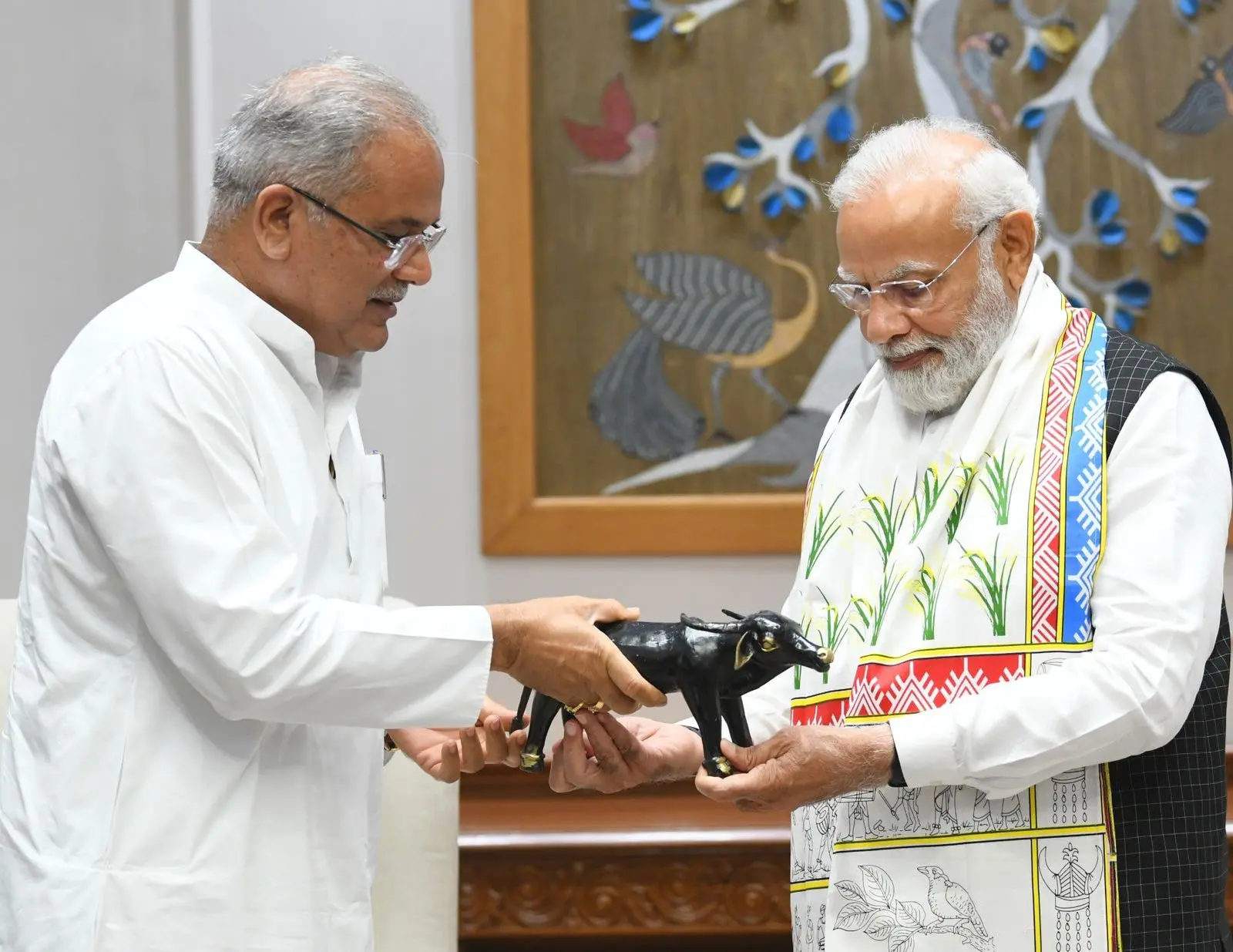CG में जल्द जनगणना की मांग: सीएम भूपेश ने पीएम से कोल रॉयल्टी और जीएसटी क्षतिपूर्ति पर की बात, वनभैंसे का प्रतीक चिह्न किया भेंट