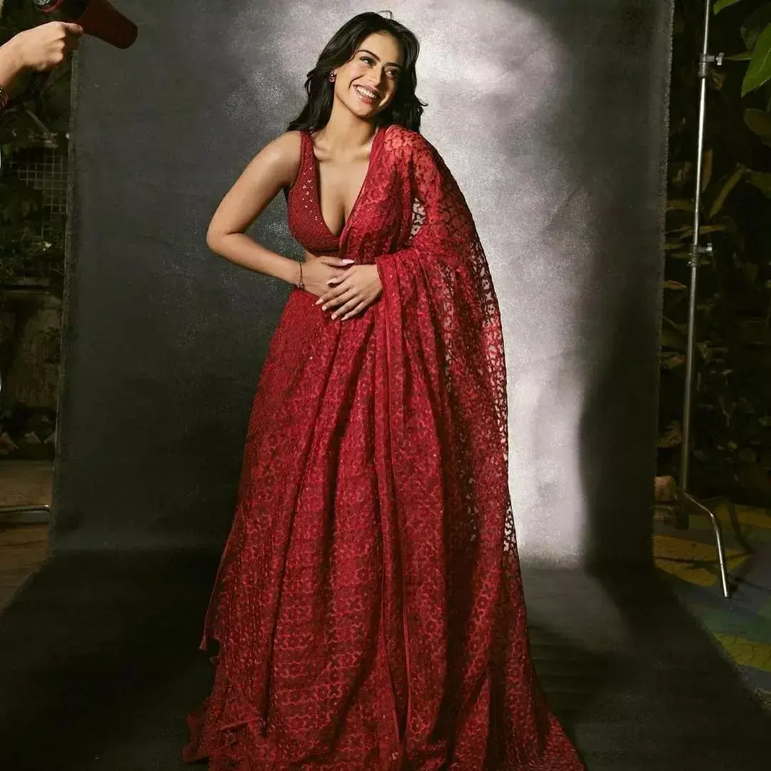 Nysa Devgn Hot Photo : अजय देवगन की लाडली Nysa Devgn का Hot लुक उड़ा देगा आपका होश, रेड लहंगे में दिखाया कातिलाना फिगर