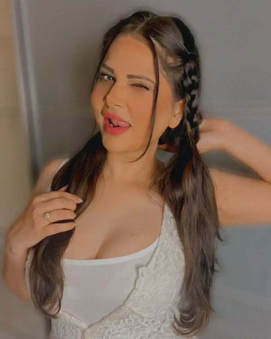 Aabha Paul Hot Photos: Aabha Paul ने मल्टीकलर रिवीलिंग बिकनी पहन गिराई बिजली, एक्ट्रेस की हॉटनेस छुड़ा देगी आपके पसीने