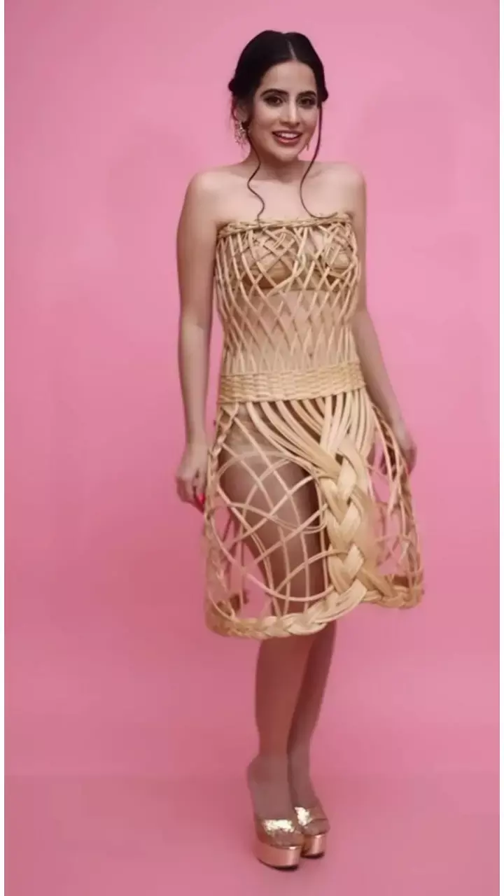 OMG! उर्फी ने बांस की टोकरी से बना ली ऐसी ड्रेस, फैंस बोले- टेलर कौन है आपका...