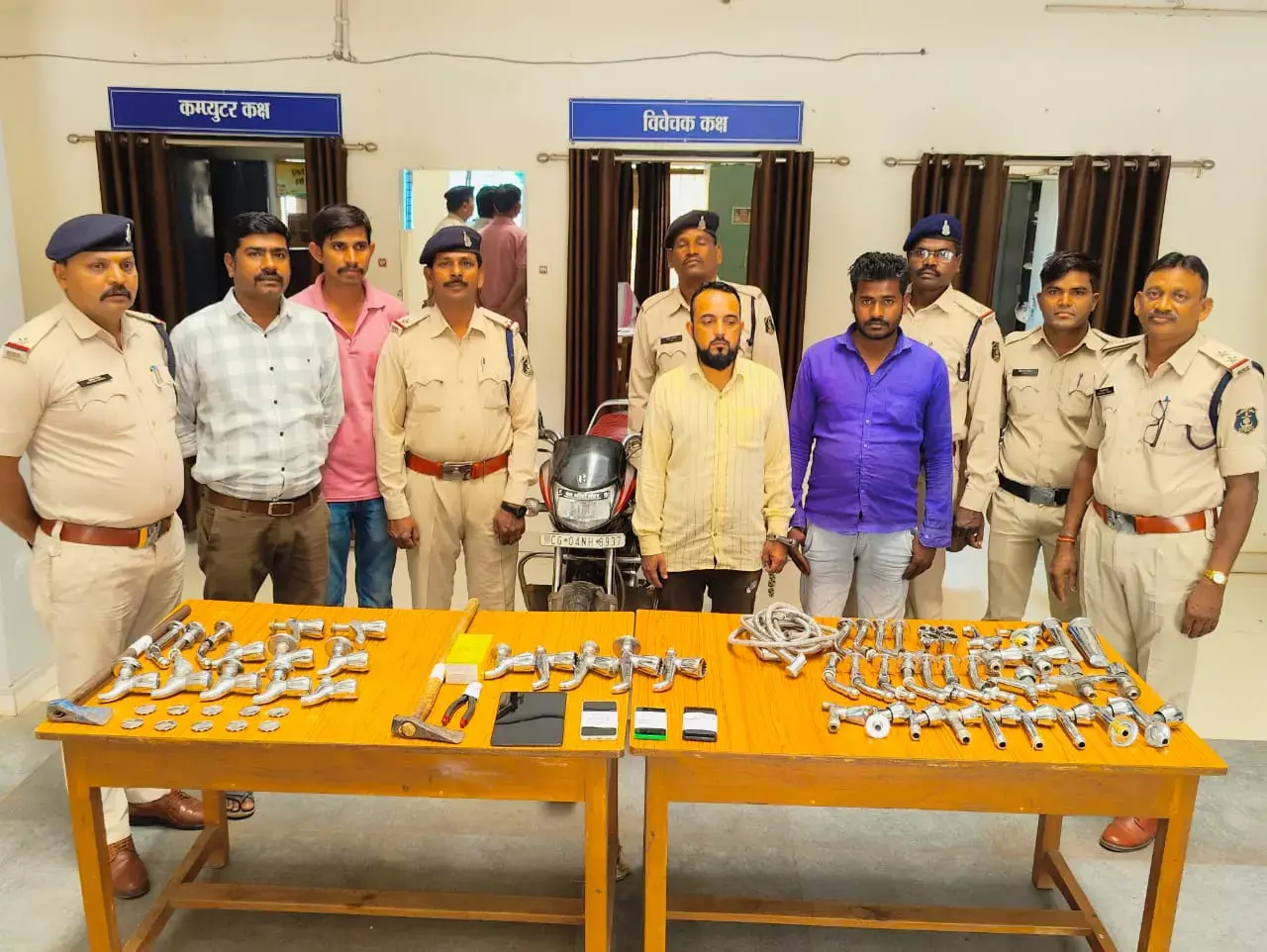 नई राजधानी में टोंटी चोर : सूने मकानों में घुसकर नल की टोंटी चोरी करते थे नाबालिग बच्चे, खरीददारों से मिली 50 हजार से ज्यादा की टोंटियां