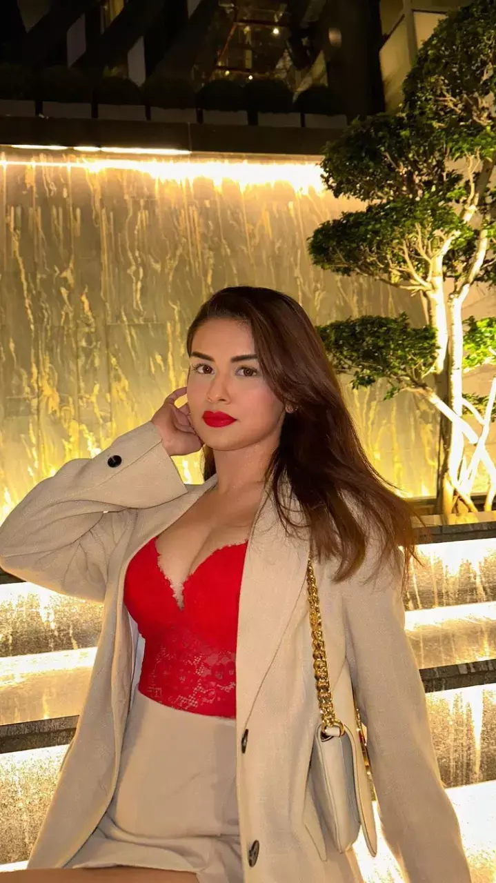 Avneet Kaur ने बैकलेस ड्रेस पहन दिखाया सुपरहॉट अंदाज, देखते ही फैंस हुए मदहोश