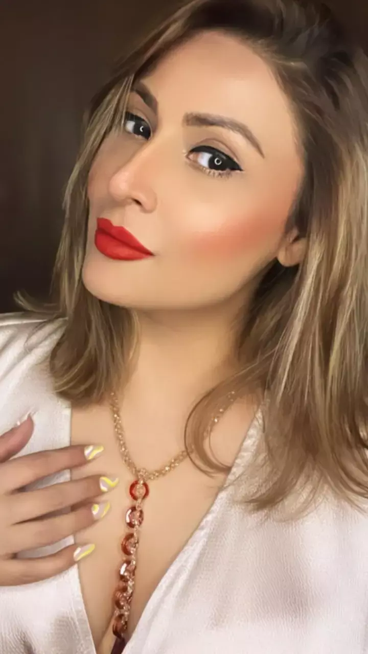 हॉट ड्रेस में नॉटी हुईं टीवी की कोमोलिका, ग्लैमरस अवतार देख दंग रह जायेंगे आप