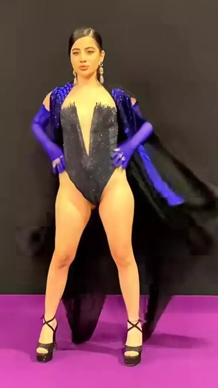 उर्फी जावेद ने रिवीलिंग ड्रेस से लैक्मे फैशन वीक में लूटी महफिल