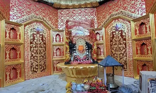 Ma Bamleshwari Trample in Dongargarh: छत्तीसगढ़ के इस मंदिर को सजाया गया 3 किलो सोने से, राजस्थानी शैली में डेकोरेट किया गया मां बम्लेश्वरी का दरबार