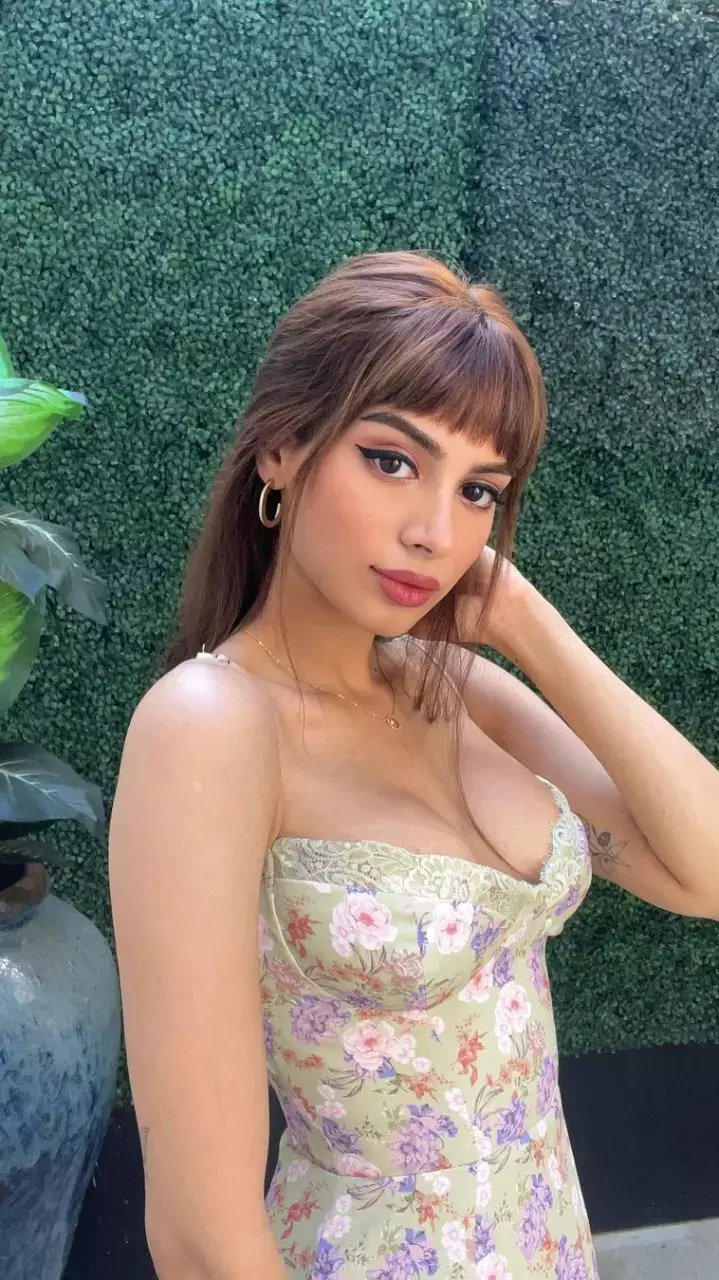 Khushi Kapoor ने हॉट ड्रेस में दिखाया सेक्सी रूप, एक्ट्रेस की हॉटनेस उड़ा देगी आपके होश