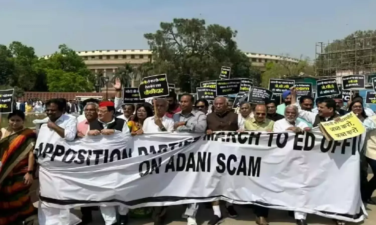 Budget Session 2023: दिल्ली पुलिस ने विपक्षी सांसदों को रोका, अडानी के खिलाफ ED ऑफिस तक विपक्ष का मार्च