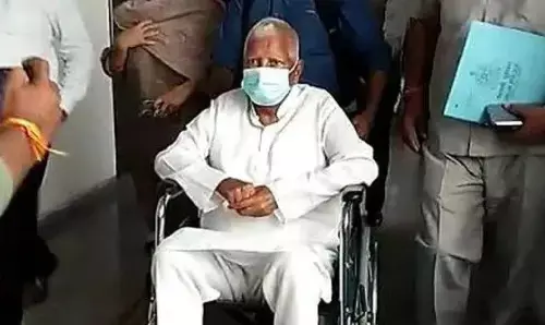 Land For Job Scam: लालू यादव पेशी के लिए व्हीलचेयर पर कोर्ट पहुंचे, राबड़ी देवी और बेटी भी साथ