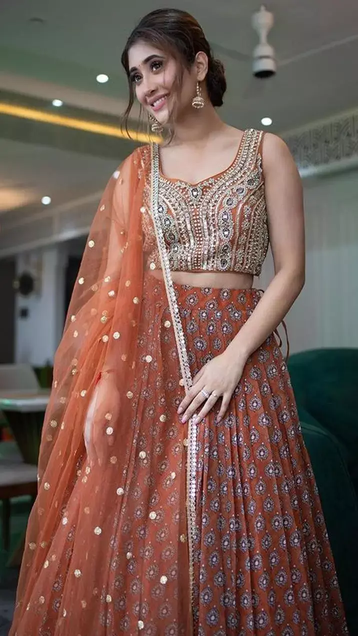 शिवांगी जोशी अपनी हेल्थ की वजह से सुर्खियों में बनीं हुईं हैं, जिसमें वह अस्पताल के बेड पर लेटी नजर आ रही