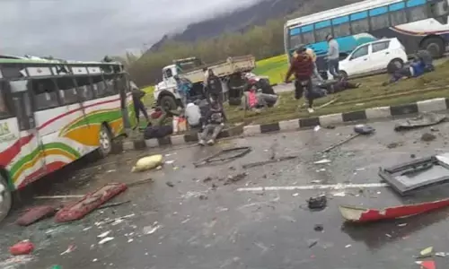 Pulwama Accident : जम्मू-कश्मीर के पुलवामा जिले में यात्रियों से भरी बस पलटी, 4 लोगों की मौत, कई अन्य लोग हुए घायल