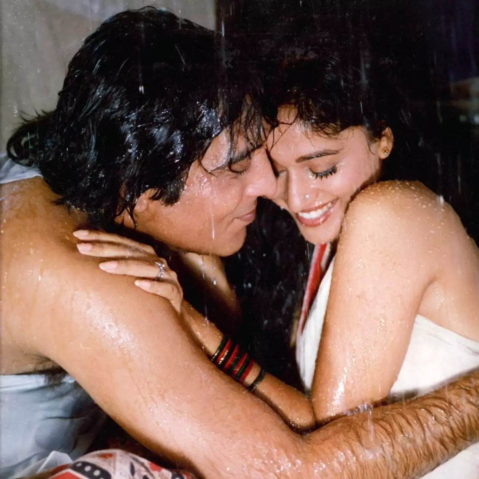 20 साल बड़े विनोद खन्ना के साथ किसिंग सीन देकर Madhuri Dixit को हुआ था पछतावा, कह दी ऐसी बात!