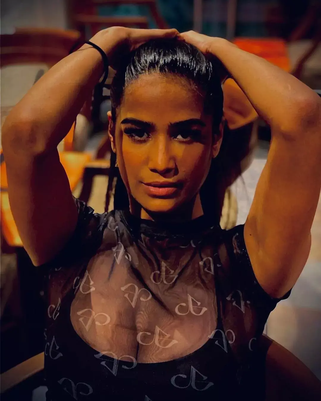 Poonam Pandey ने ट्रांसपेरेंट टॉप पहन दिए हॉट पोज, बढ़ाया सोशल मीडिया का टेंपरेचर