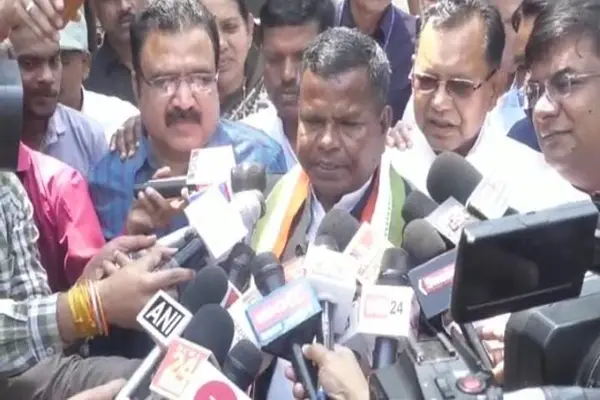 Video राज्यपाल दबाव में: आरक्षण विधेयक पर राज्यपाल से मिले कांग्रेस के विधायक, लखमा बोले – राज्यपाल राजनीतिक दबाव में हैं