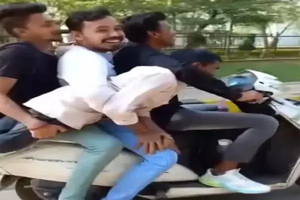 Video-एक बाइक में चार छात्रों का जानलेवा स्टंट, CG के नीबू चाट ले सॉन्ग में बनाये रिल्स, अब मांग रहे माफी...