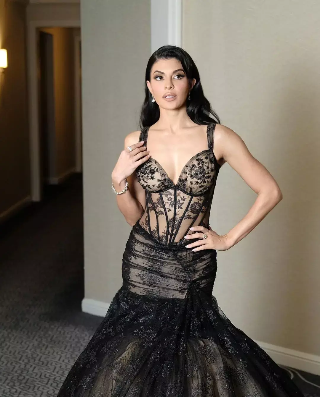 Jacqueline Fernandez Hot Pics: ट्रांसपैरेंट हॉट आउटफिट में जैकलीन फर्नांडिस का दिखा स्टनिंग अवतार, सेक्सी अदाएं मोह लेंगी आपका दिल