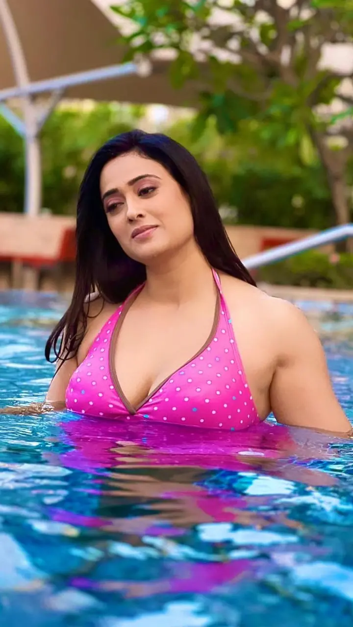 Shweta Tiwari ने बिकिनी पहन पूल में ढाया कहर, देखें हॉट फोटो...