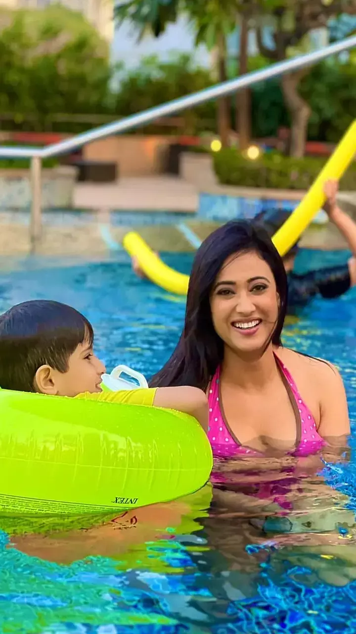 Shweta Tiwari ने बिकिनी पहन पूल में ढाया कहर, देखें हॉट फोटो...