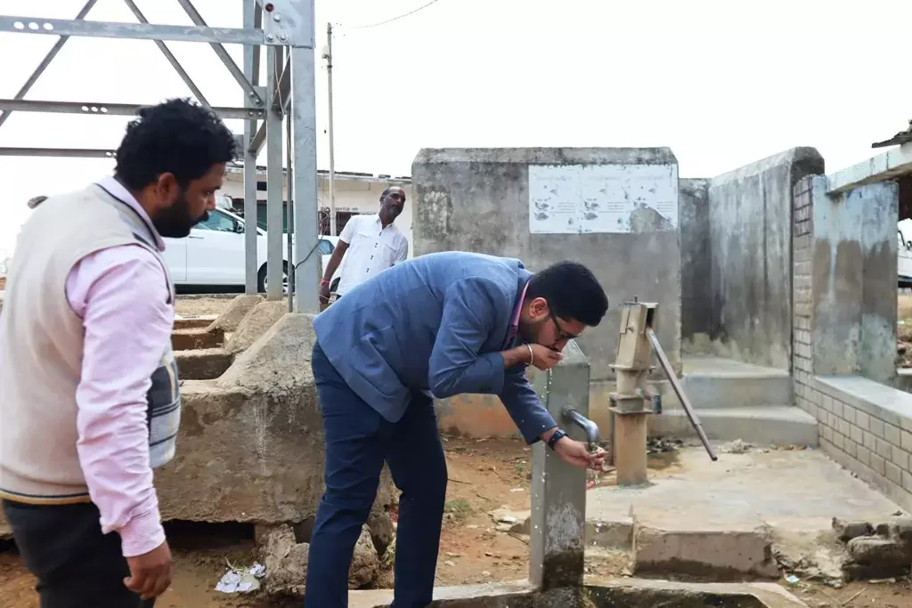 कलेक्टर ने टेस्ट किया नल का पानी : JJM के कार्यों का निरीक्षण करने निकले कलेक्टर ने ग्रामीण के घर लगे नल का पानी चखा
