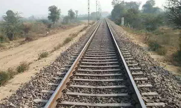 CG News: डॉक्टरों ने कहा बच्चा नहीं बचेगा, सदमे में मां ने ट्रेन के सामने कूदकर दे दी जान