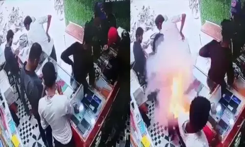 छत्तीसगढ़ में मोबाइल फटा: रिपेयरिंग दुकान में ग्राहक के मोबाइल की बैटरी फटी, दुकान में लगी आग...बाल-बाल बचे कर्मचारी और ग्राहक