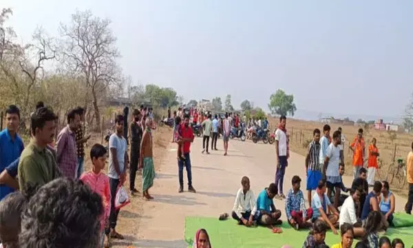 CG Sarangarh-बड़ा सड़क हादसा: नहाने जा रही छह बच्चियों को डंपर ने मारी टक्कर, दो की मौत, एक गंभीर व तीन घायल