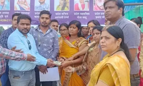 अनुकंपा नियुक्ति की मांग कर रहे परिजनों की मदद के लिए सामने आया छत्तीसगढ़ टीचर्स एसोसिएशन, दंतेवाड़ा जिले के शिक्षकों ने जुटाए 1 लाख 40 हजार, संजय शर्मा बोले-हर स्तर पर करेंगे सहयोग