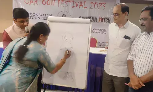 कार्टून वॉच का कार्टून फेस्टिवल विशाखापटनम में, मेयर ने कार्टून बनाकर किया उदघाटन