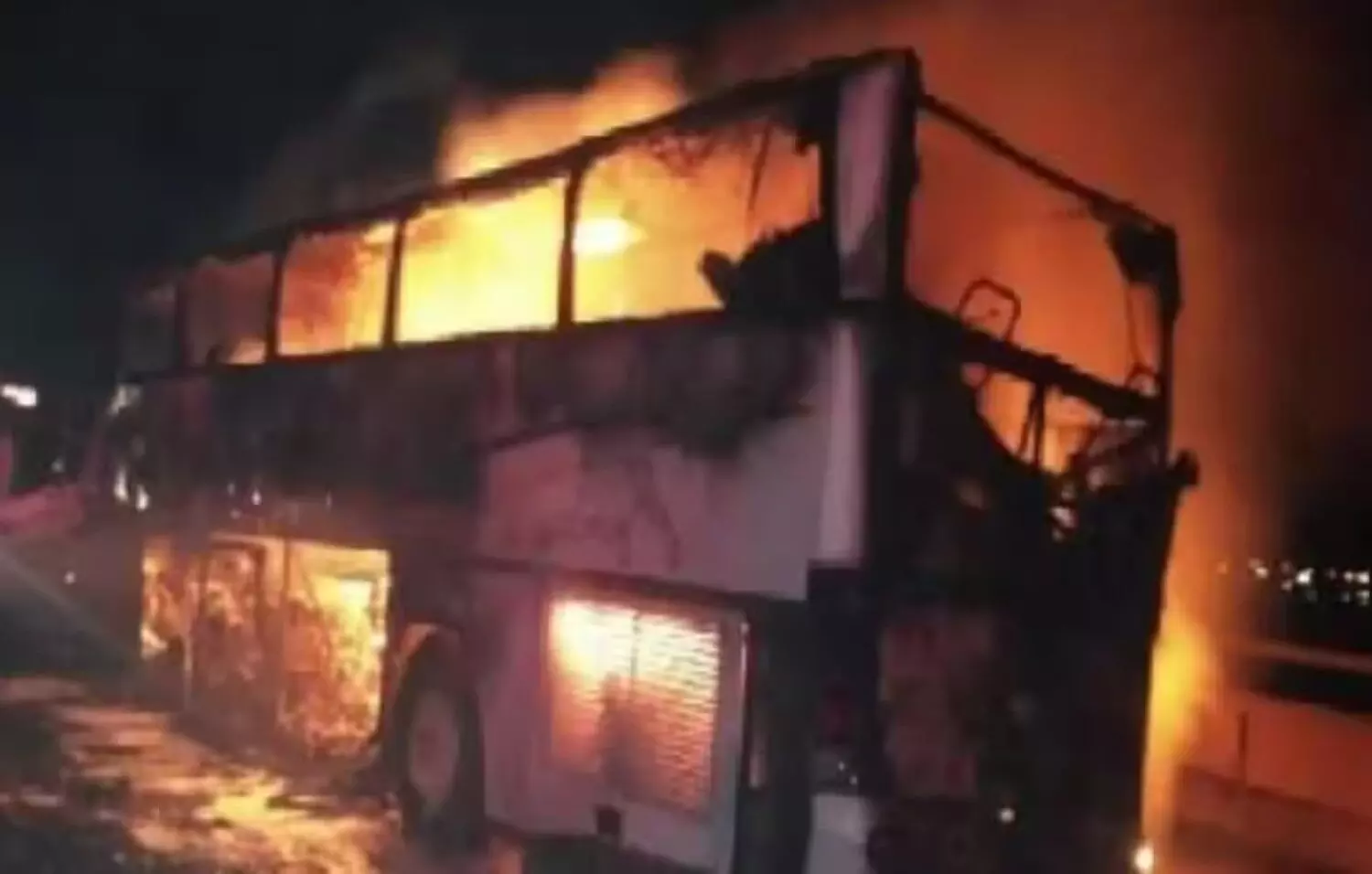 Saudi Arabia Bus Accident: सऊदी अरब में भयानक हादसा, टकराने के बाद बस में लगी आग, 20 की मौत, 29 घायल