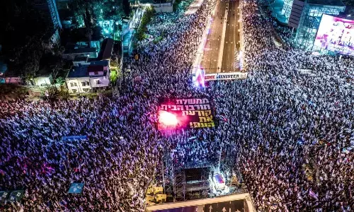Israel Protests: नेतन्याहू सरकार के खिलाफ प्रदर्शन जारी, तेल अवील की सड़कों पर उतरे लाखों लोग, ये है मामला