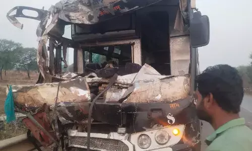 CG News-80 बाराती घायल, 1 की मौत: बारात लेकर लौट रही बस की ट्रक से जोरदार भिड़ंत, 20 गंभीर...