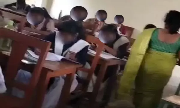 छत्तीसगढ़ में सामूहिक नकलः तहसीलदार ने वीडियो को झूठलाते हुए दिया क्लीन चिट, कलेक्टर हुए नाराज, सभी शिक्षकों का खुद लेंगे बयान