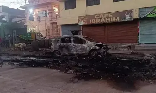 Maharashtra Violence: संभाजीनगर में दो गुटों के बीच जबरदस्त हिंसा, पुलिस की गाड़ियों में लगाई आग