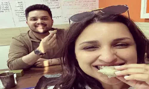 Parineeti Chopra-Raghav Chadha: अरे ये क्या, राघव चड्ढा को छोड़ किसके साथ मोमोज का लुत्फ उठा रहीं परिणीति चोपड़ा, फैन्स बोले- AAP यहां चक्कर...
